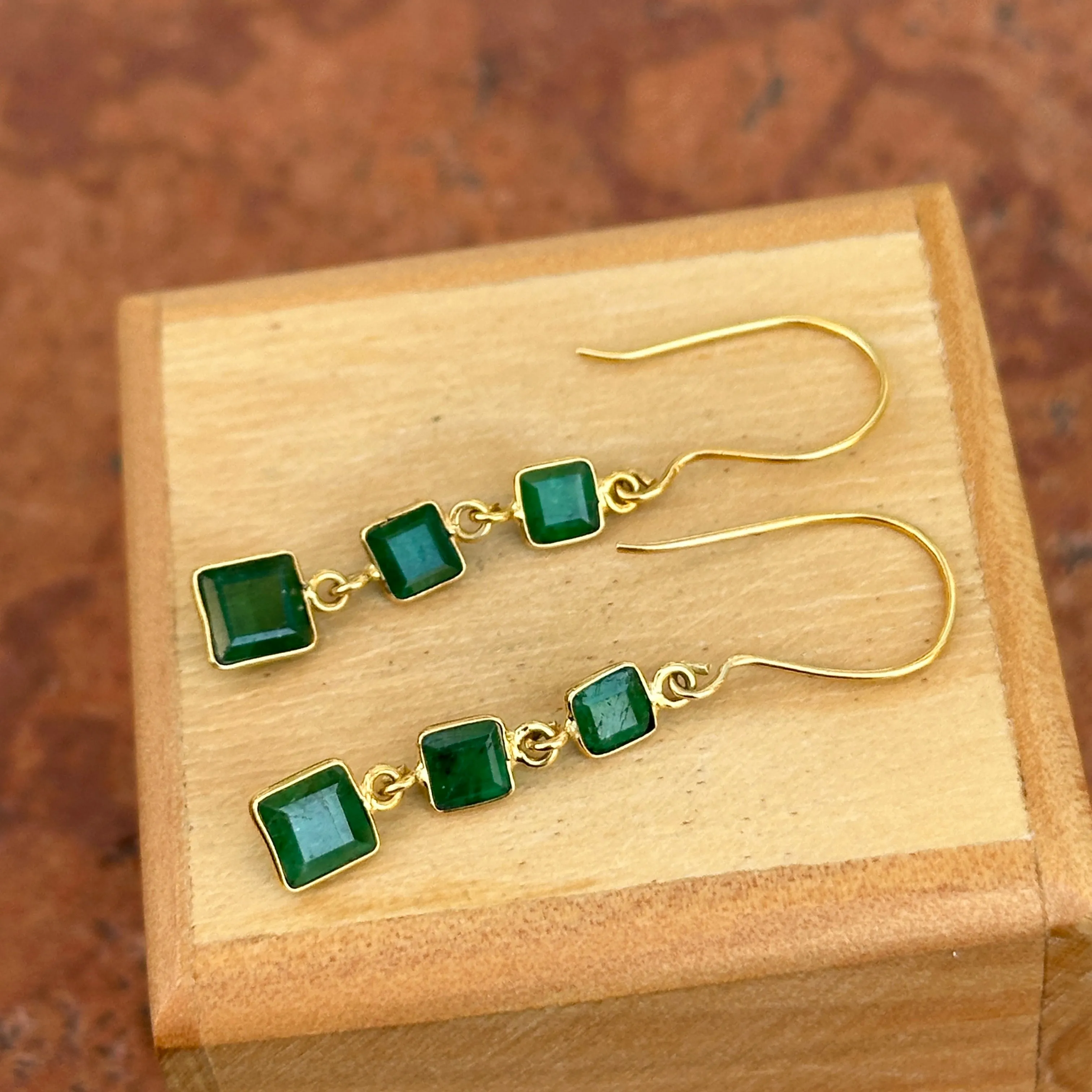 18KT Yellow Gold Square Emeralds Dangle Earring