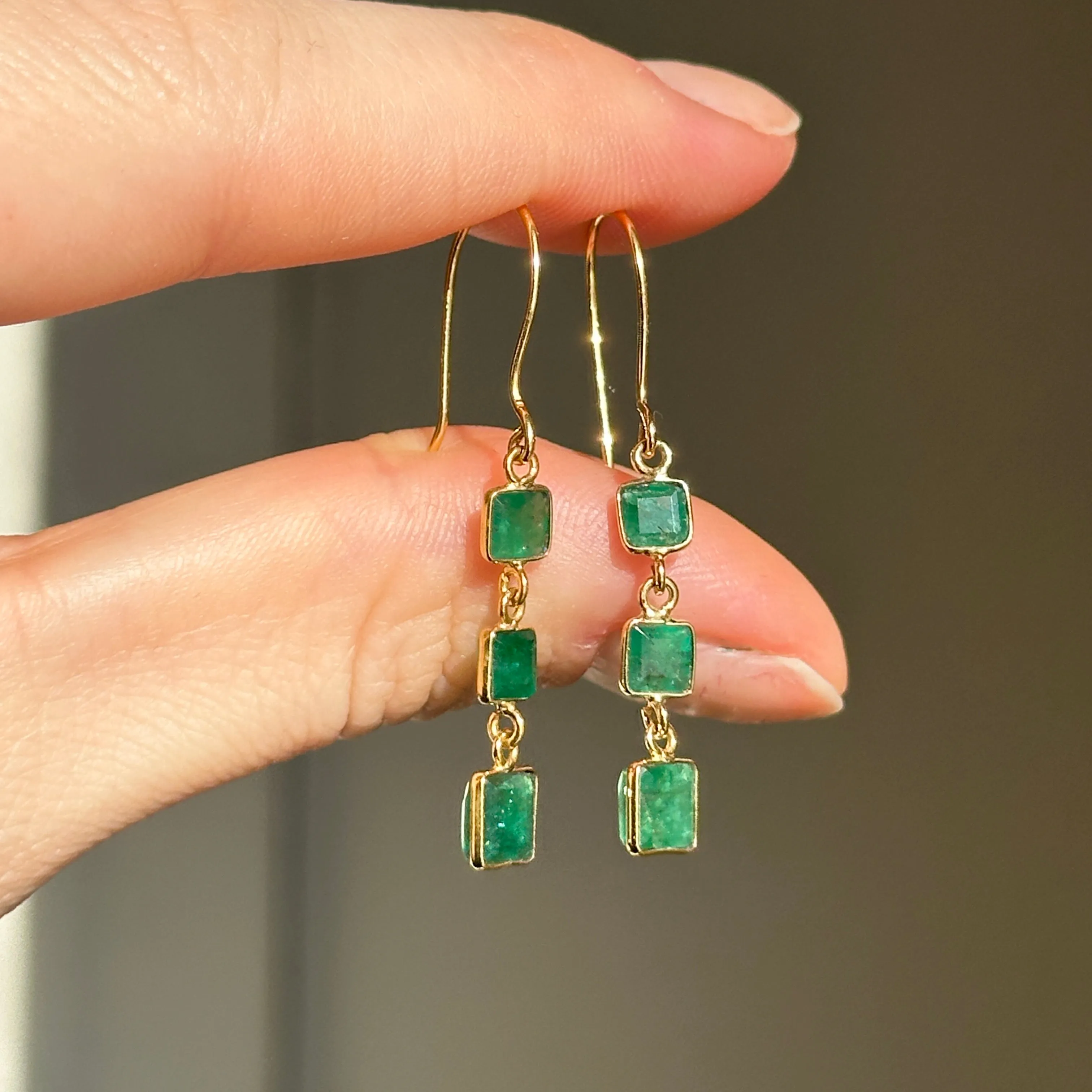18KT Yellow Gold Square Emeralds Dangle Earring