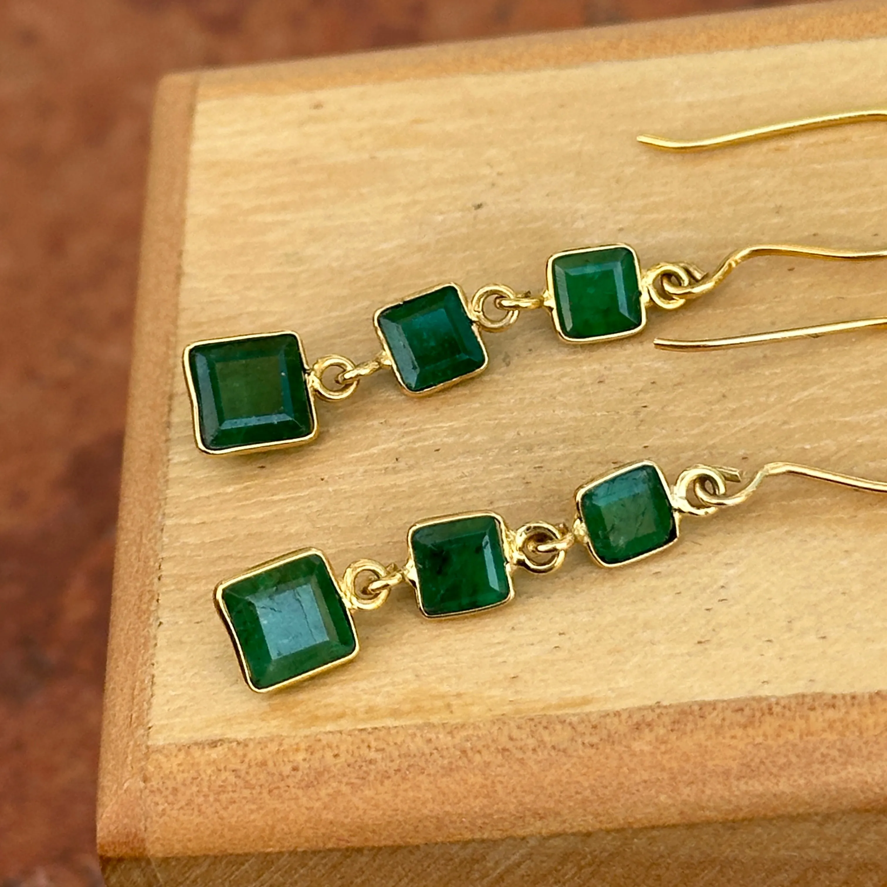 18KT Yellow Gold Square Emeralds Dangle Earring