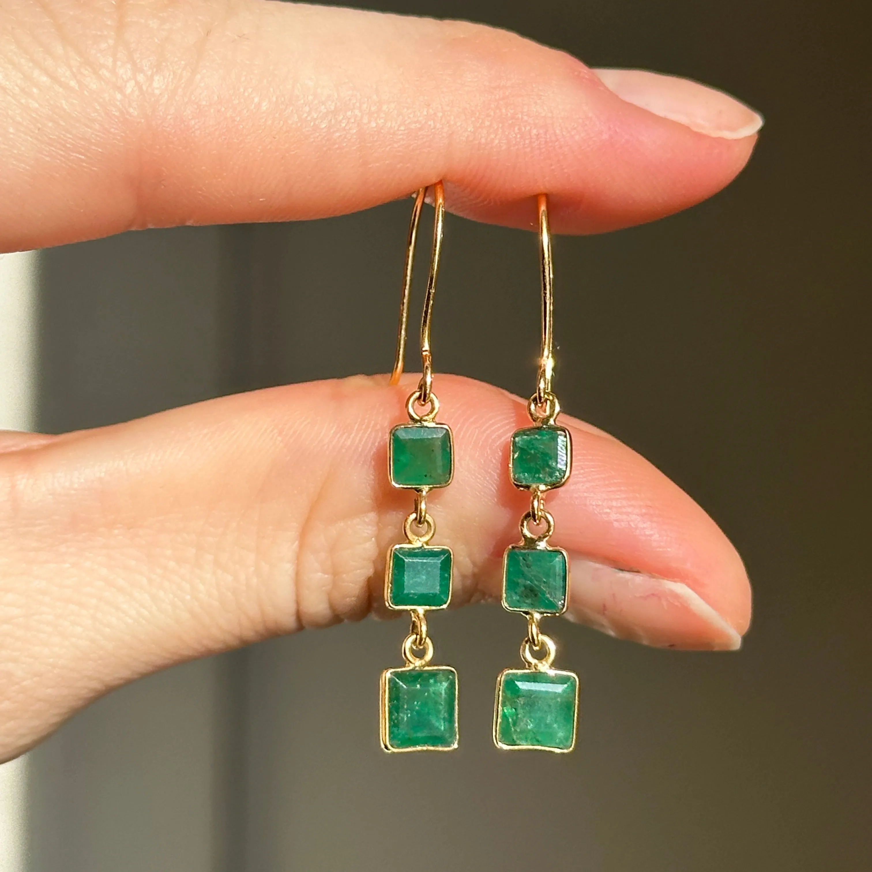 18KT Yellow Gold Square Emeralds Dangle Earring