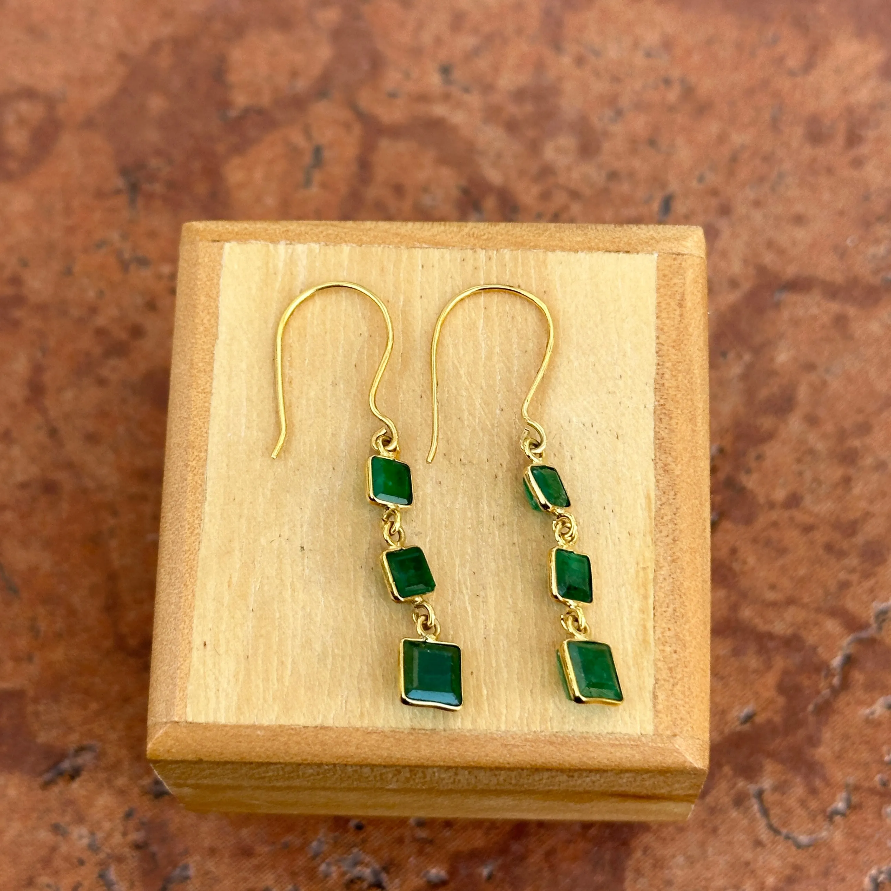 18KT Yellow Gold Square Emeralds Dangle Earring