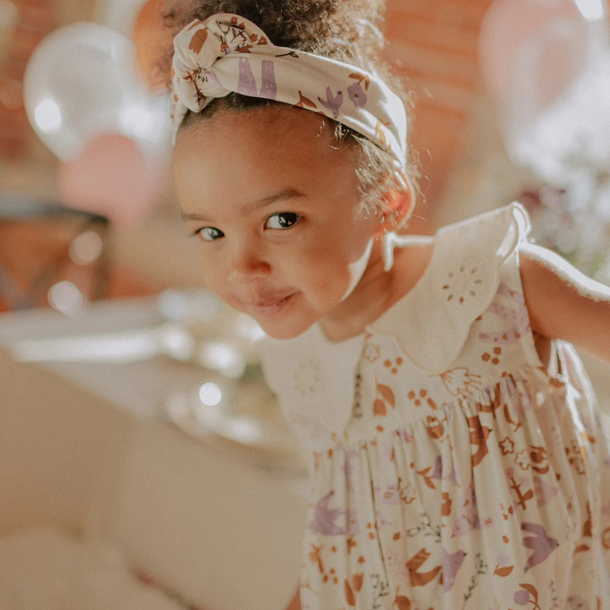 Bandeau foulard crème à motifs d’oiseaux en viscose, enfant || Cream birds pattern headband and scarf in viscose, child