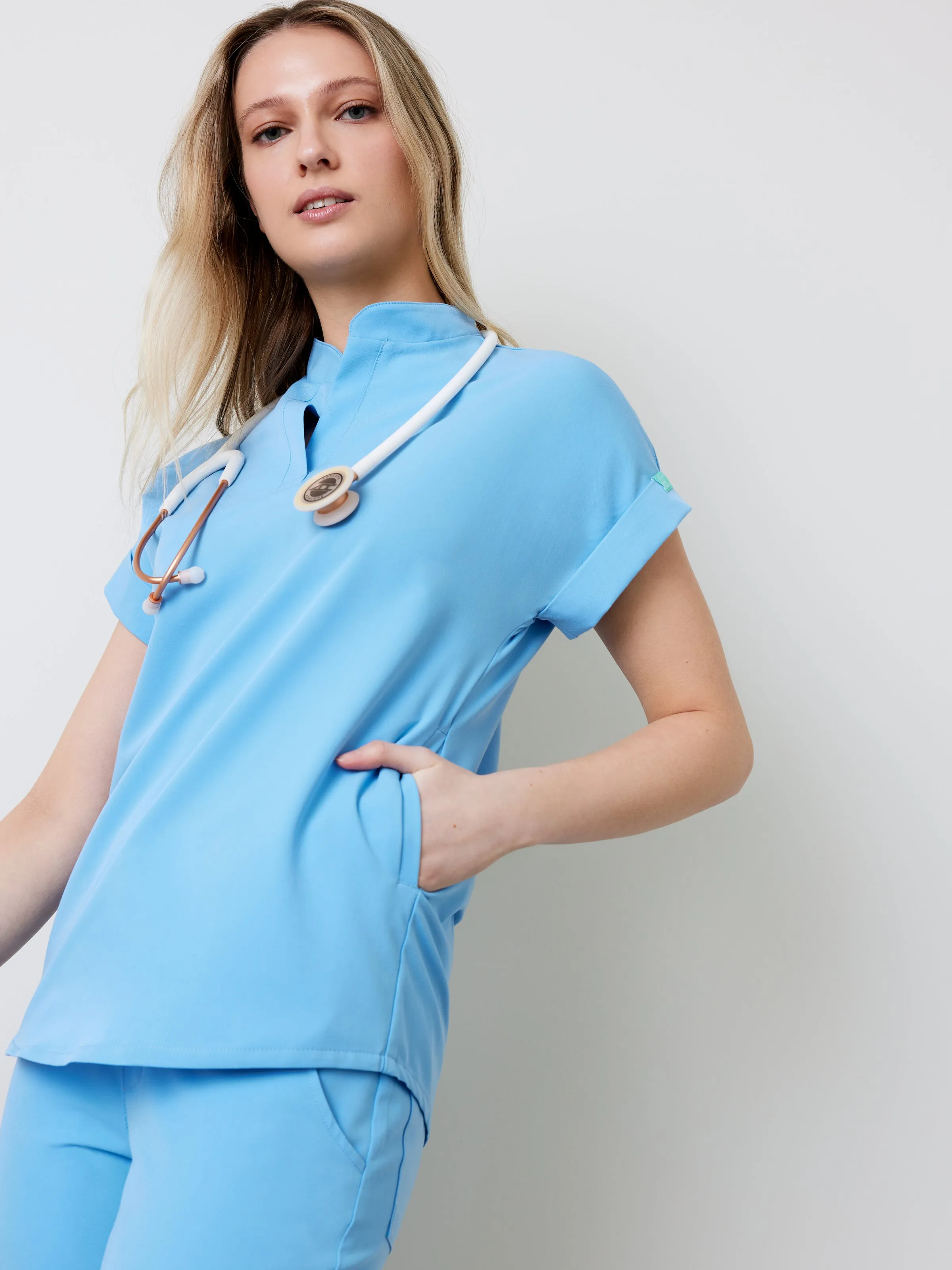 CHARLIE RE-GARDE™ - BLEU CLASSIQUE - Mandarine Collar Scrub Top - SILVADUR™||CHARLIE RE-GARDE™ - BLEU CLASSIQUE - Haut Col Mao - SILVADUR™