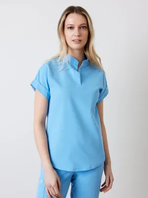 CHARLIE RE-GARDE™ - BLEU CLASSIQUE - Mandarine Collar Scrub Top - SILVADUR™||CHARLIE RE-GARDE™ - BLEU CLASSIQUE - Haut Col Mao - SILVADUR™