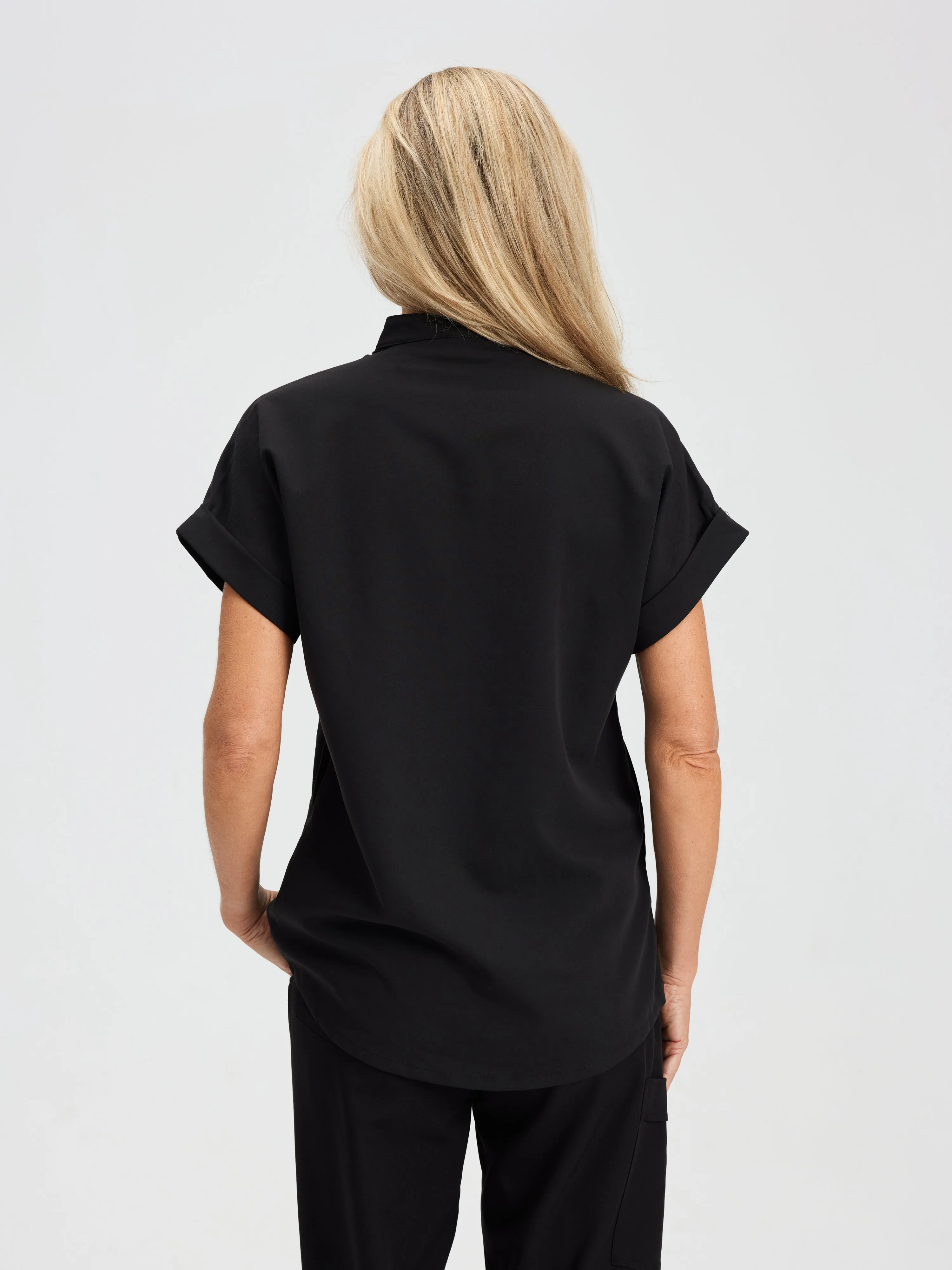 CHARLIE RE-GARDE™ - NOIR - Mandarine Collar Scrub Top - SILVADUR™||CHARLIE RE-GARDE™ - NOIR - Haut Col Mao - SILVADUR™