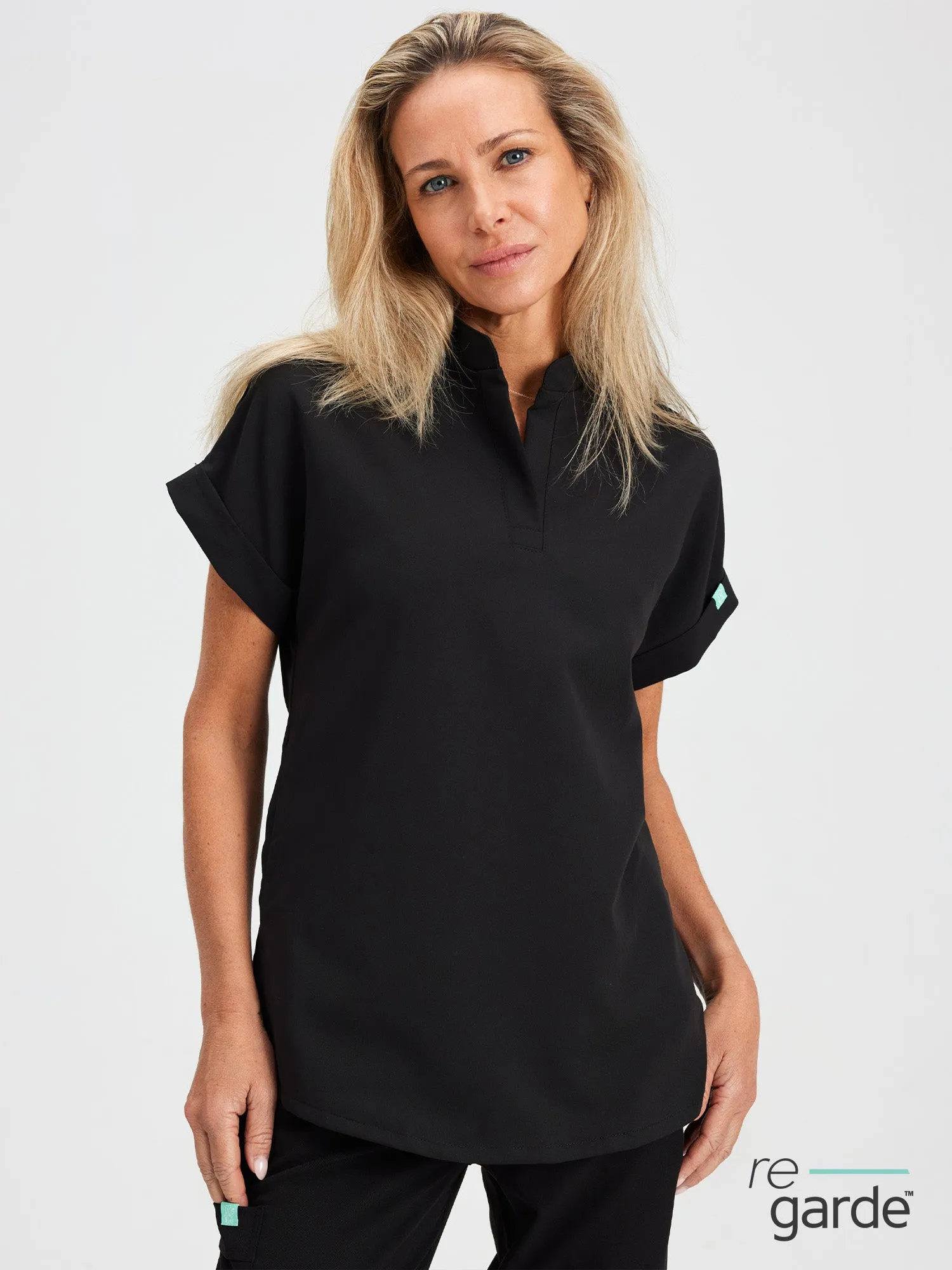 CHARLIE RE-GARDE™ - NOIR - Mandarine Collar Scrub Top - SILVADUR™||CHARLIE RE-GARDE™ - NOIR - Haut Col Mao - SILVADUR™