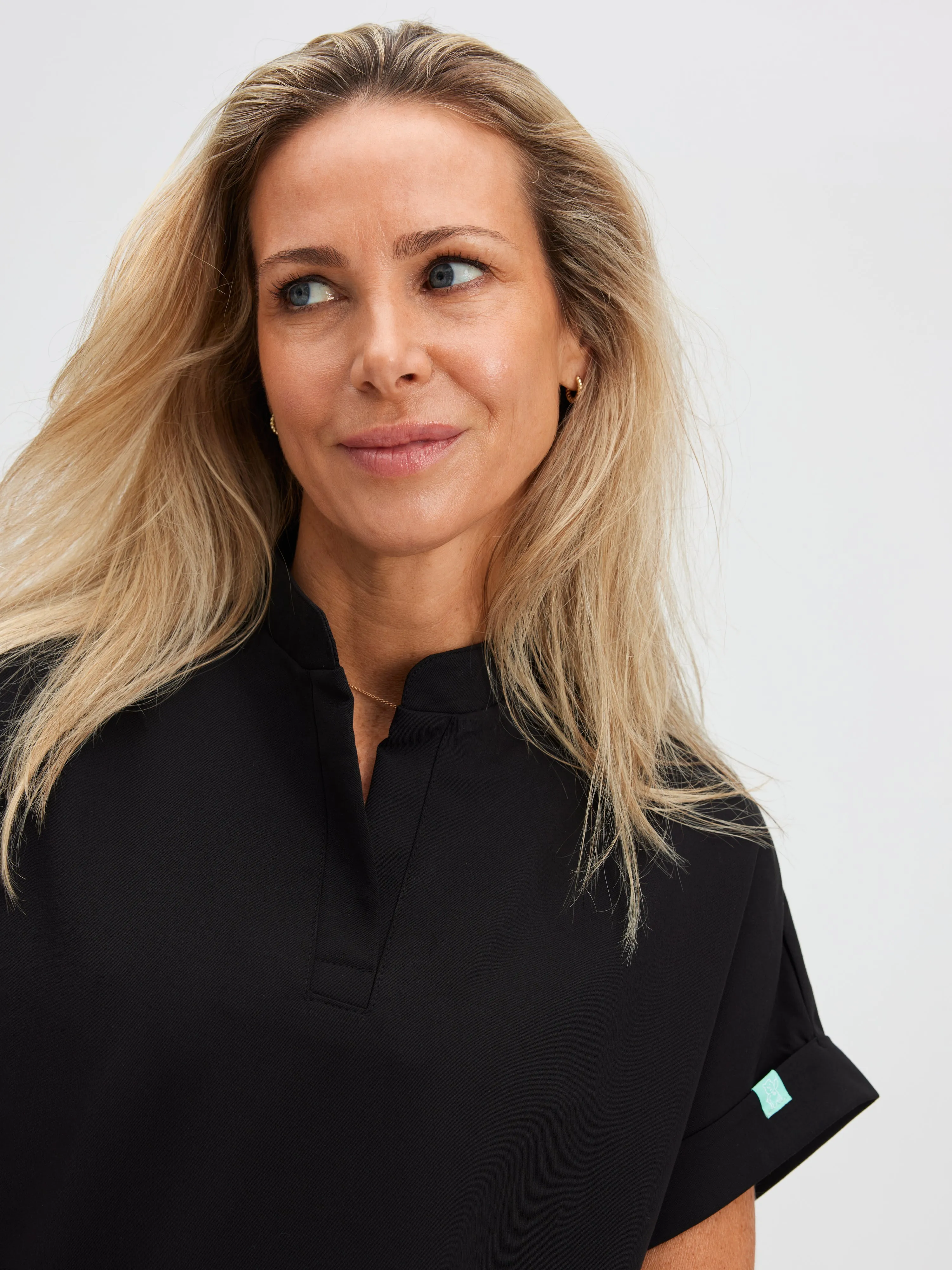 CHARLIE RE-GARDE™ - NOIR - Mandarine Collar Scrub Top - SILVADUR™||CHARLIE RE-GARDE™ - NOIR - Haut Col Mao - SILVADUR™