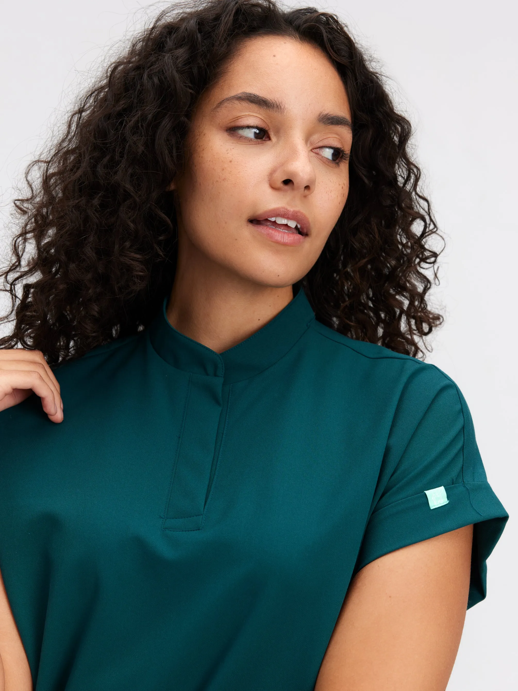 CHARLIE RE-GARDE™ - SARCELLE - Mandarine Collar Scrub Top - SILVADUR™||CHARLIE RE-GARDE™ - SARCELLE - Haut Col Mao - SILVADUR™