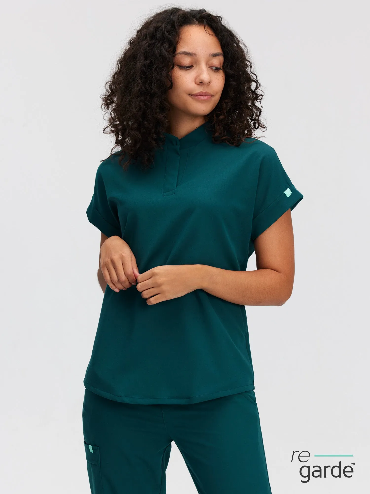 CHARLIE RE-GARDE™ - SARCELLE - Mandarine Collar Scrub Top - SILVADUR™||CHARLIE RE-GARDE™ - SARCELLE - Haut Col Mao - SILVADUR™