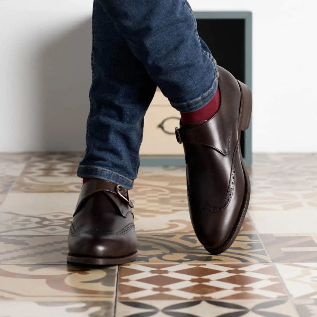 Chaussure à boucle bout fleuri en cuir marron foncé