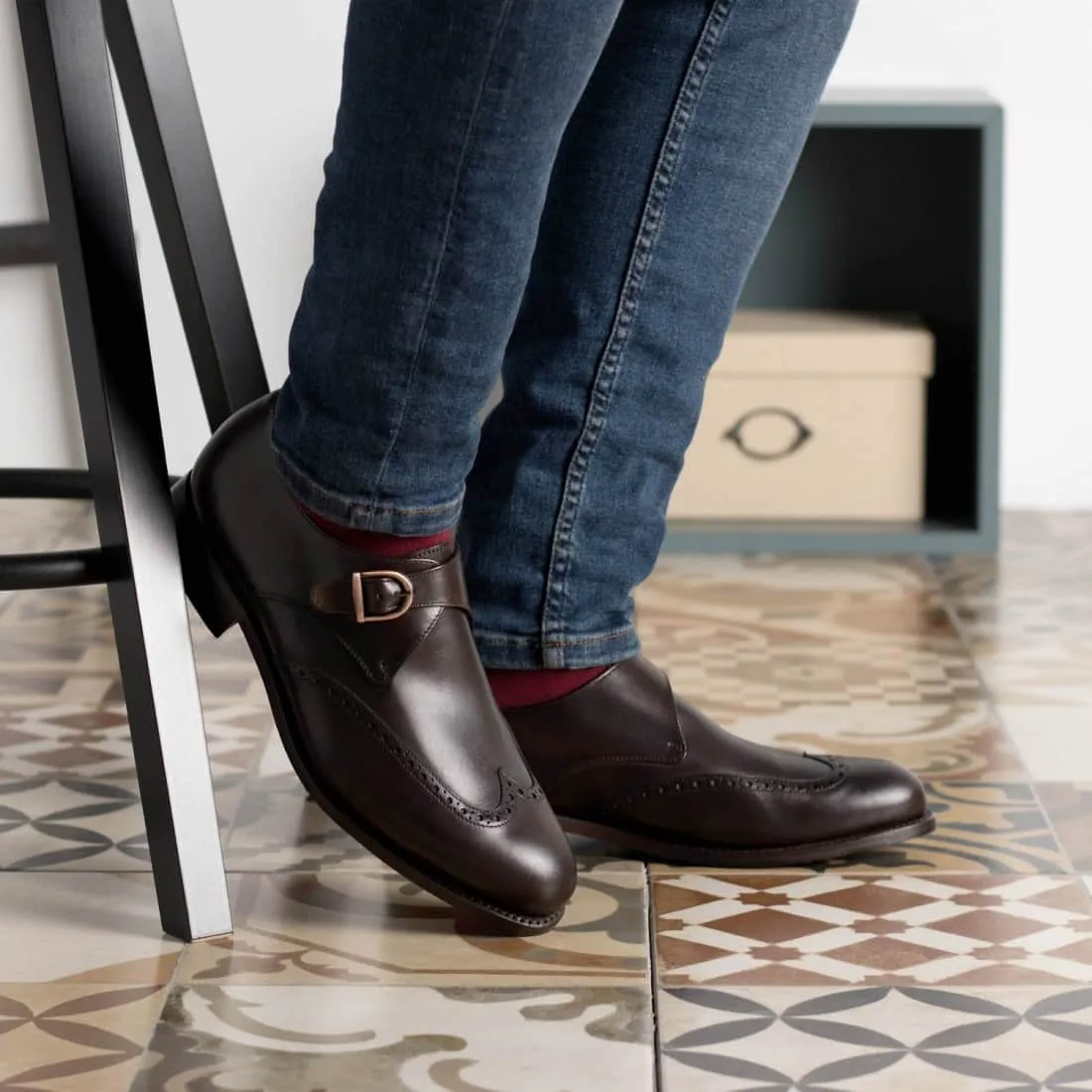 Chaussure à boucle bout fleuri en cuir marron foncé