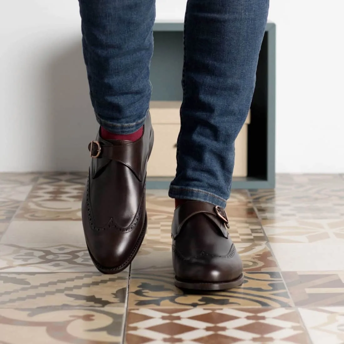 Chaussure à boucle bout fleuri en cuir marron foncé