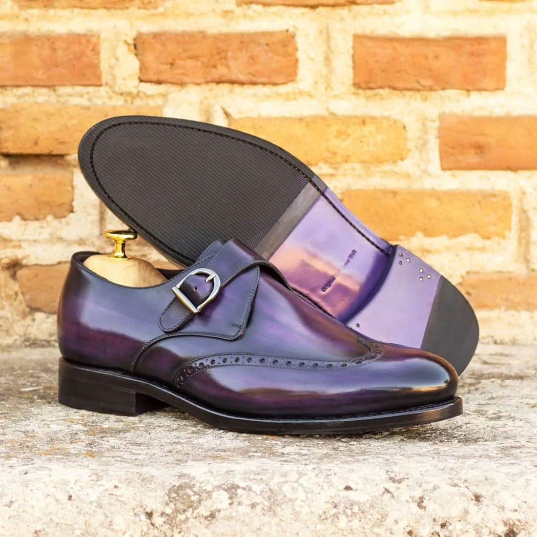 Chaussure à boucle bout fleuri en cuir patiné violet
