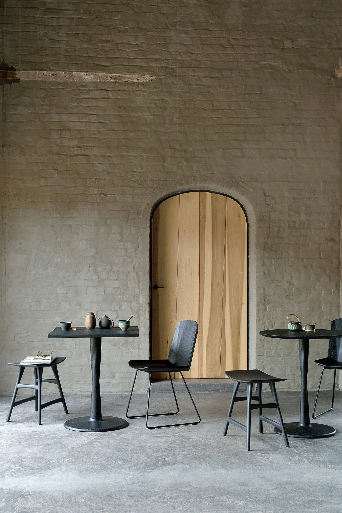Oak Torsion Square Black Dining Table